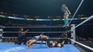 ブリッジ固めを破壊する美麗エルボーに大歓声