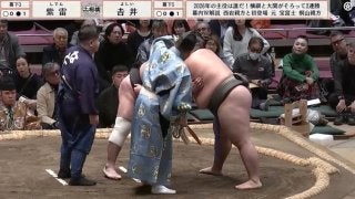 審判長が取組を強制停止 行司が慌てるアクシデント発生