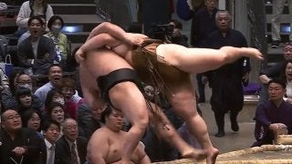 「あー、額から」立ち上がった力士の顔に実況驚き