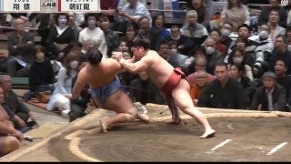 勢い余った力士が親方にヒップアタック