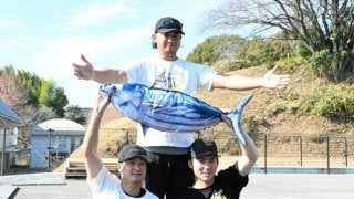 カブスの今永投手が高知で自主トレ カツオ入りTシャツ選んだわけは