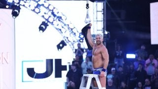 人気レスラー、スリルマッチ制す