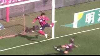 奇跡のアクロバティッククリアが話題沸騰