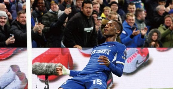 得点より警告が多い…ニコラス・ジャクソンがピッチ侵入で今季9枚目のイエローカード サッカー スポーツブル (スポブル)