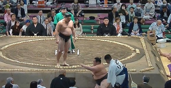 「バトル漫画かよ」「自分で関節入れ直した」土俵下に落下した力士が驚きの行動…ファン安堵の“劇的復活”も「力士ハンパない」驚愕の一コマ