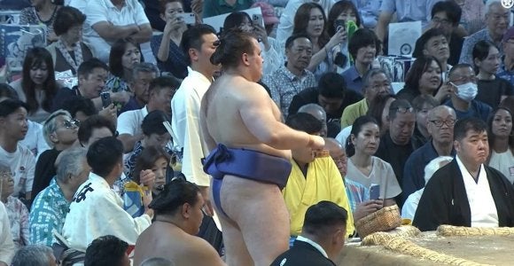 呼出が安青錦に見せた驚きの表情が話題