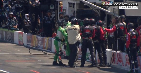 ピットで掴み合いの乱闘騒ぎが勃発