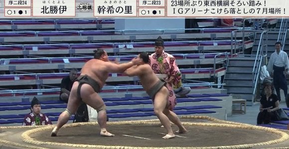 勢逆転の強烈“ビンタ” 張られた力士