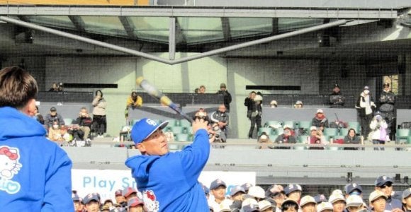 中田翔氏、衝撃の打撃実演　　子供たち何度もどよめき　　野球教室に参加、左翼へ“特大弾”放ちバンザイ
