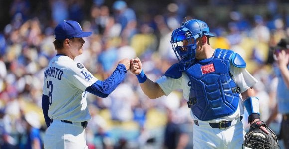 山本由伸絶賛のルーキー捕手、夫妻で結婚式コーデ披露　夫人は胸元ざっくりグレードレス