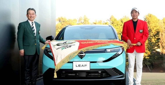 【ＪＴカップ】初Ｖ・小木曽喬に日産自動車が電気自動車「日産リーフ」贈呈