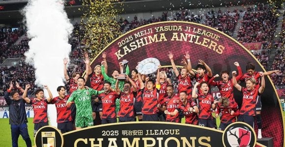 常勝軍団・鹿島を復活させた2人 抱き合った新旧の指揮官 茨城県はJ1、J2同時優勝