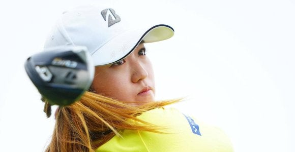 女子ゴルフ稲見萌寧が黒のスーツと白のヒールであいさつ回り「めっちゃ綺麗」の声