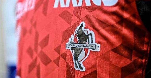 ｢新鮮だね｣J2復帰を目指す熊本の新ユニフォームに賛辞の嵐！｢胸エンブレム激アツ｣｢わかりやすいツートーンがいいね！｣