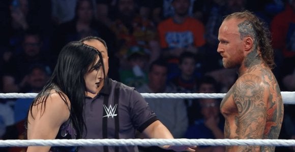 美女レスラー、屈強男を容赦ないヘッドバット