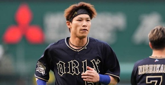 フェンスに激突しながら“超美技”　一歩間違えれば大事故も…球界OBが絶賛「無駄がない」