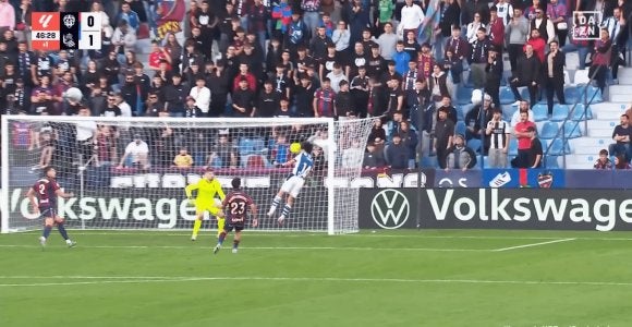 久保建英の“プロ初”ヘディング弾にSNS騒然 大ジャンプからGK翻弄