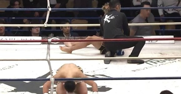 左ハイで衝撃KOも直後に土下座 異例の光景 複雑な反響