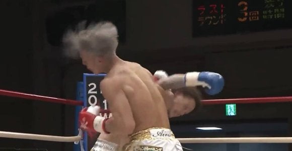 ほぼ“ノールック”な剛腕フックで一撃KO