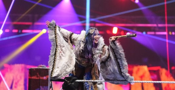 人気女子レスラー 場外ダイブ→中継カメラに頭突き連発で大暴れ