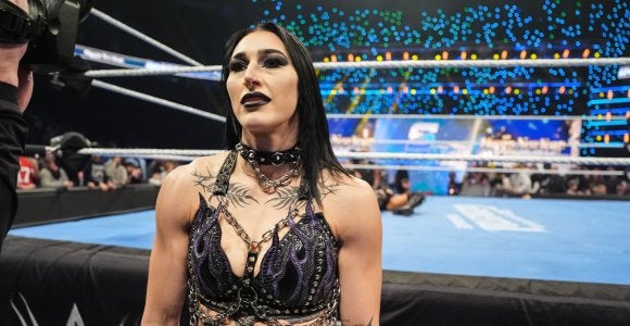 「癒やしすぎる」コワモテ“最恐”美女レスラーが愛犬と出勤