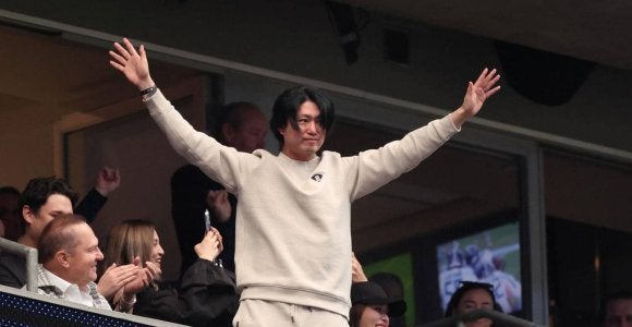 アストロズ「45」今井達也、ヒューストン本拠地NFLテキサンズ試合観戦「Ｈポーズ」で街の一員に