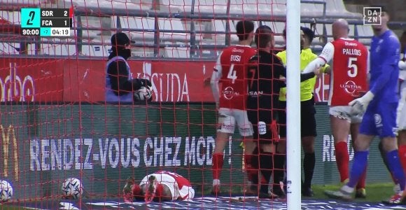 背後から“超危険タックル”→吹き飛ばされる衝撃シーン