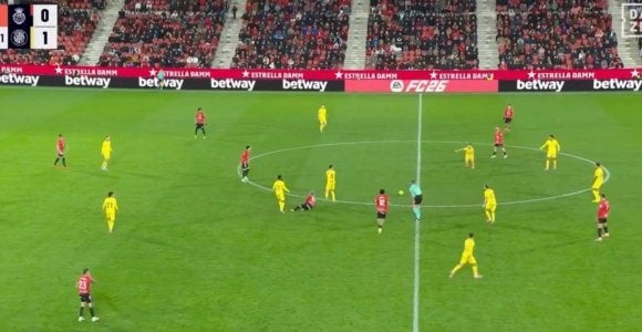 浅野拓磨に悲劇…ピッチで倒れ込む