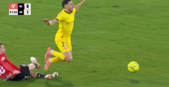 背後から“超危険タックル”→吹き飛ばされる衝撃シーン