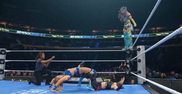 ブリッジ固めを破壊する美麗エルボーに大歓声