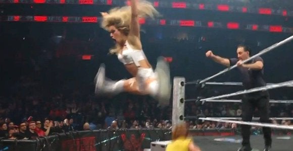 元チアの美女レスラー、場外で“規格外”の身体能力を発揮